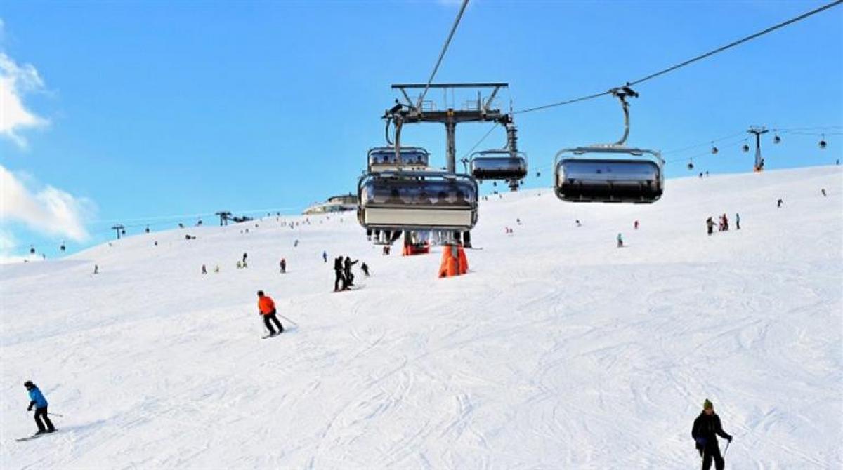 130 stranded skiers rescued from Italian resort